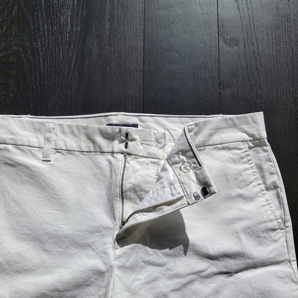 Tommy Hilfiger Women's White Mid-length 9" Inseam Chino Shorts Size 14 - Picture 6 of 11